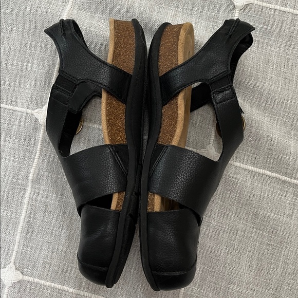 EARTH ORIGINS Women's Black Sandals - Picture 2 of 6